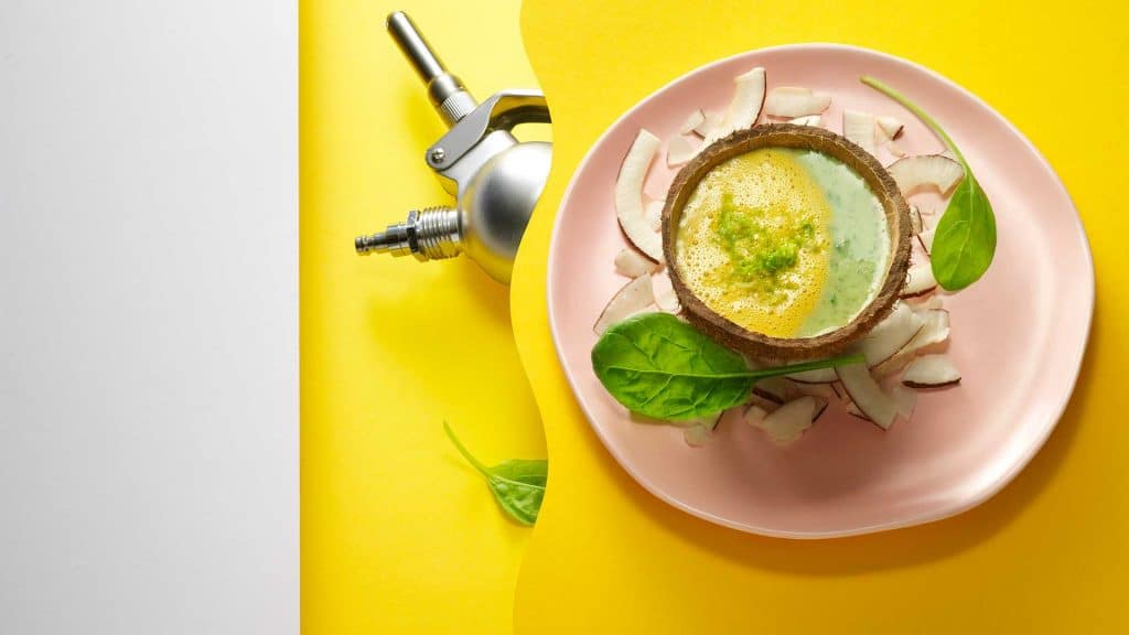 thai-curry-suppe-med-kokosnød-turmerik-skum