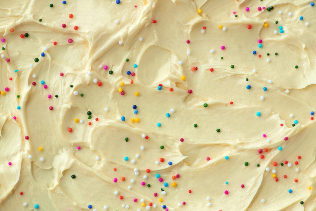 Pastel de helado con chispas en la parte superior