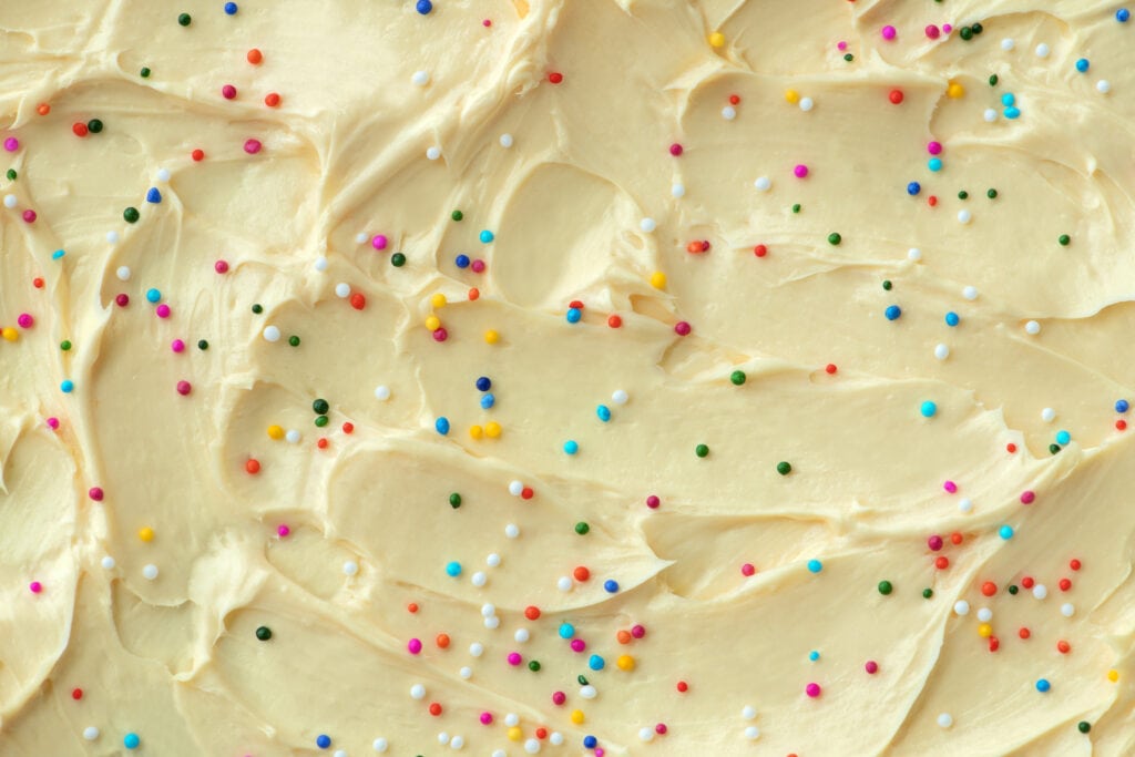 Glaçage de gâteau avec des paillettes sur le dessus